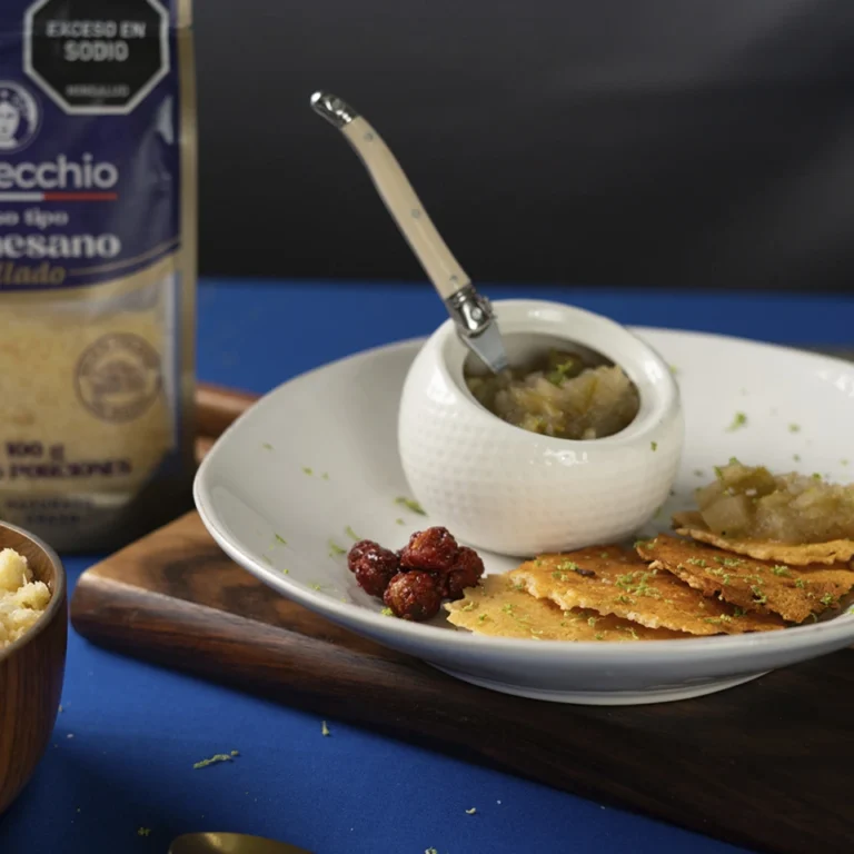 Chips de parmesano y rayadura de limón